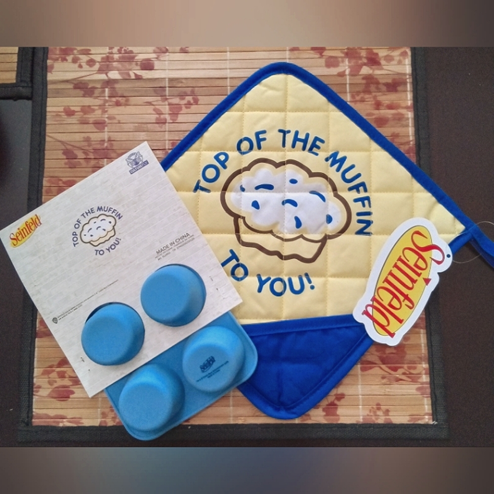 Seinfeld "Top of the Muffin To You!" Silicone Baking Tray and Pot Holder